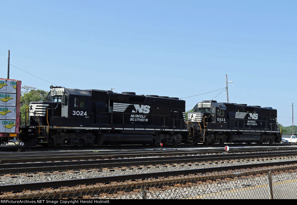 NS 5824 & 3024 switch train P30 in the yard